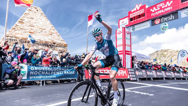 El ciclista del Israel Cycling Academy Ben Hermans celebra su victoria en la cuarta etapa de la Vuelta a Austria 2019 con la llegada en la cima de Fuscher Toerl.