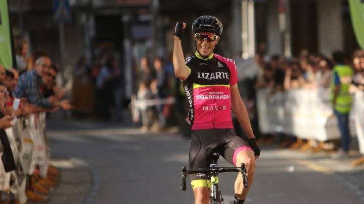Jaime Castrillo celebra una victoria con el maillot del Equipo Lizarte.