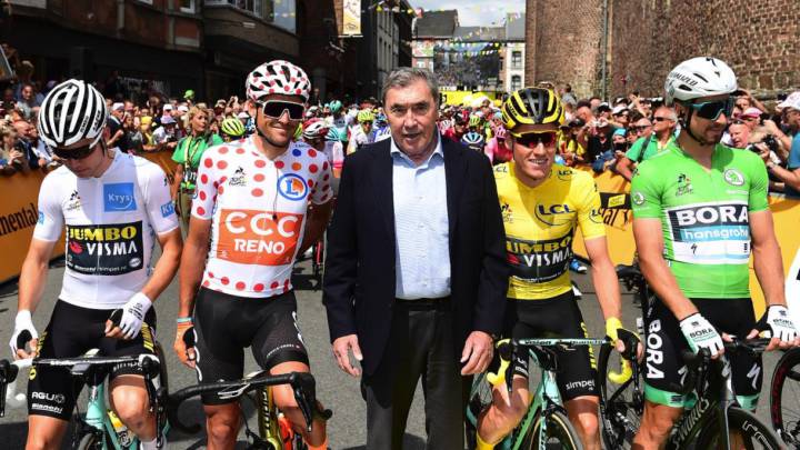 Eddy Merckx posa con el pelotón antes de la salida de una etapa del Tour de Francia 2019.