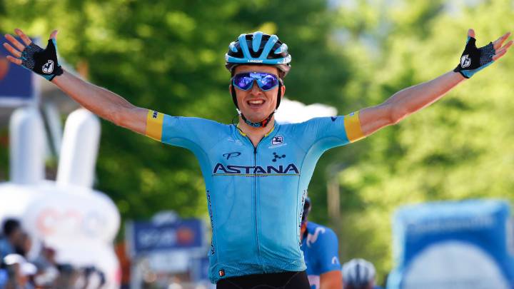 Pello Bilbao celebra su victoria en la vigésima etapa del Giro de Italia 2019 en la cima de Croce D'Aune - Monte Avena.