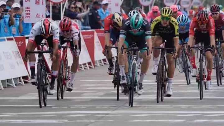 El ciclista colombiano del UAE-Emirates Fernando Gaviria supera al esprint a Pascal Ackermann y Matteo Trentin para ganar la primera etapa del Tour de Guangxi 2019 en Beihai.