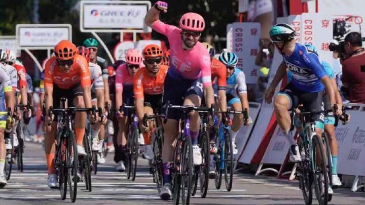 Daniel McLay celebra su victoria en la segunda etapa del Tour de Guangxi por delante de Pascal Ackermann.