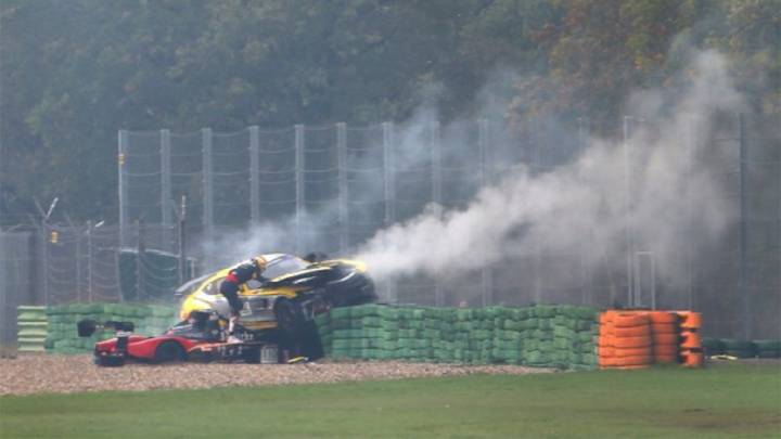 Tom Boonen sale ileso tras sufrir un accidente en el Supercar Benelux Challenge en el circuito de Assen.