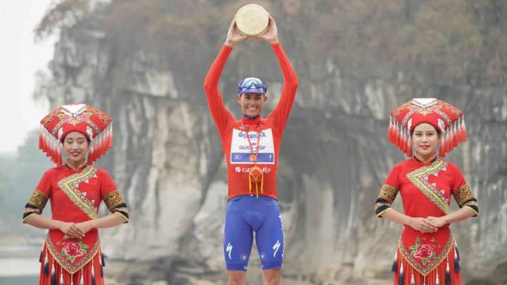 Enric Mas levanta el trofeo de campeón de la clasificación general del Tour de Guangxi 2019.