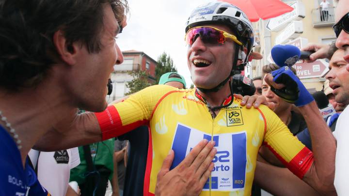 Raul Alarcón celebra su victoria en la general de la Vuelta a Portugal 2018.