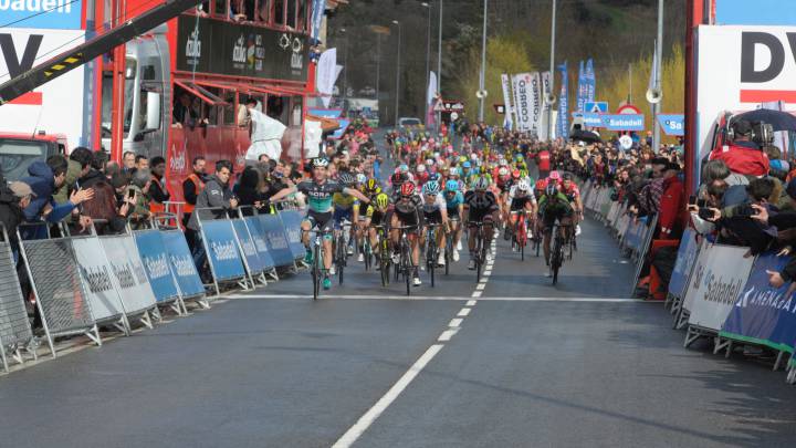 Jay McCarthy celebra su victoria en la tercera etapa de la Vuelta al País Vasco 2018 con final en Villanueva de Valdegobía, que se perfila como final de etapa en la Vuelta a España 2020.