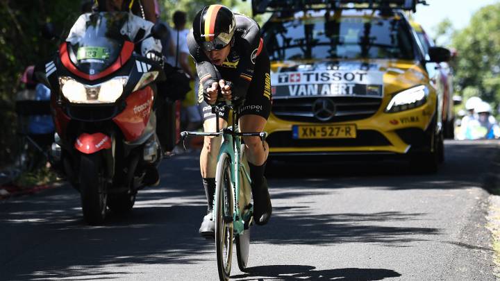 Wout van Aert rueda durante la contrarreloj del Tour de Francia 2019 en Pau.
