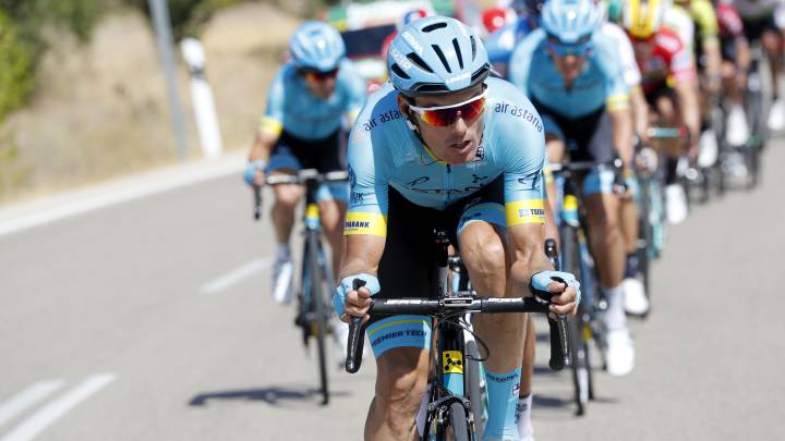 El ciclista del Astana Luis León Sánchez tira del pelotón durante la 17ª etapa de la Vuelta a España entre Aranda de Duero y Guadalajara.