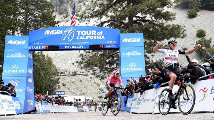 Tadej Pogacar celebra su victoria por delante de Sergio Higuita en la cima del Mount Baldy en la sexta etapa del Amgen Tour de California 2019.