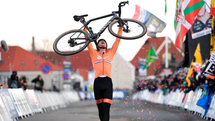 Mathieu van der Poel celebra su victoria en los Mundiales de Ciclocross de Bogense, Dinamarca.