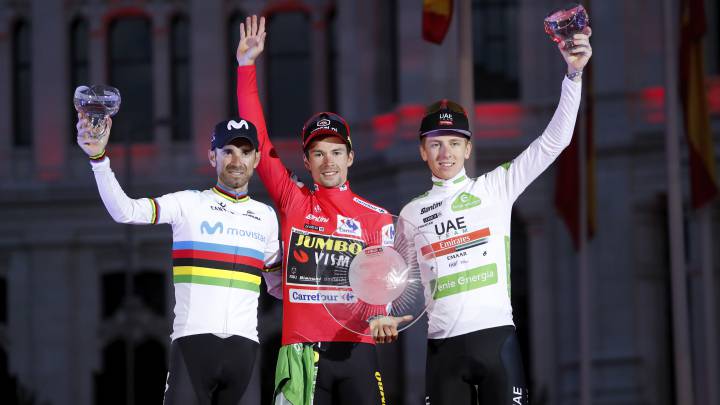 Alejandro Valverde, Primoz Roglic y Tadej Pogacar posan en el podio de la Vuelta a España 2019.