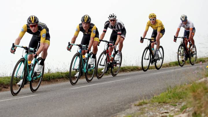 Steven Kruijswijk, Primoz Roglic, Tom Dumoulin, Geraint Thomas y Gorka Izagirre ruedan durante la decimonovena etapa del Tour de Francia 2018.