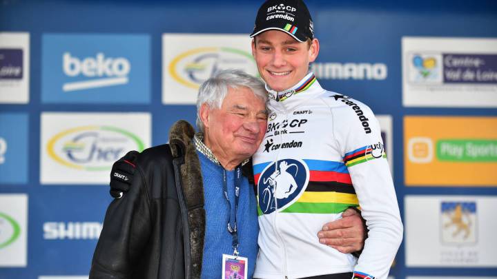 Mathieu van der Poel posa con su abuelo Raymond Poulidor tras subir al podio en la prueba de Copa del Mundo de Ciclocrós de 2016 en Wereldbeker.