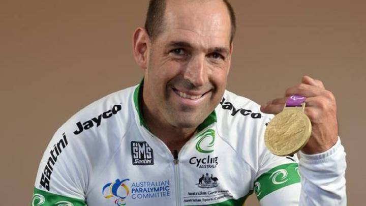 El pentacampeón paralímpico Kieran Modra posa con una medalla.
