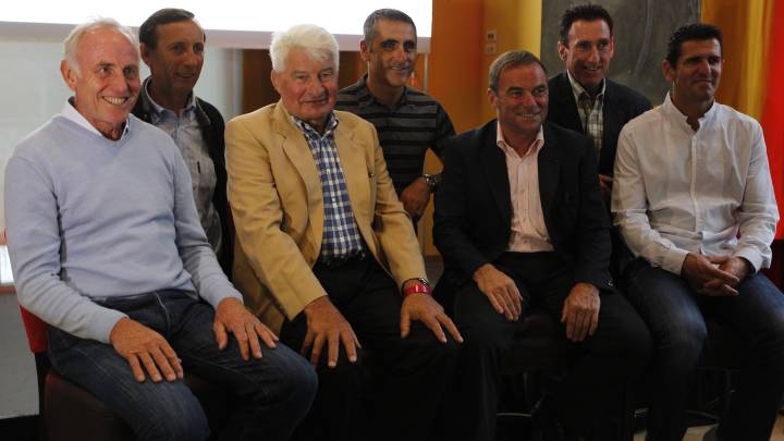 Joop Zoetemelk, Eric Caritou, Raymond Poulidor, Laurent Jalabert,  Bernard Hinault,Sean Kelly y Abraham Olano posan para una foto de familia en 2010.