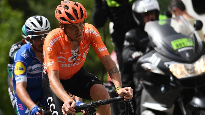 Alessandro De Marchi rueda junto a Julian Alaphilippe durante la sexta etapa del Criterium du Dauphine 2019.