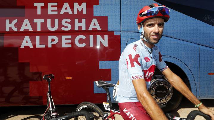 Dani Navarro posa para una entrevista con AS antes del inicio de la 14ª etapa de la Vuelta a España entre San Vicente de la Barquera y Oviedo.