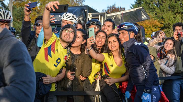 Nairo Quintana se hace un selfi con aficionados colombianos antes de la Balade Arkéa-Samsic con su nuevo equipo.