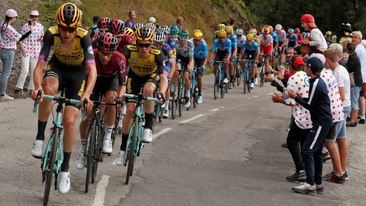 Laurens De Plus lidera el pelotón durante la vigésima etapa del Tour de Francia 2020 con final en Val Thorens.