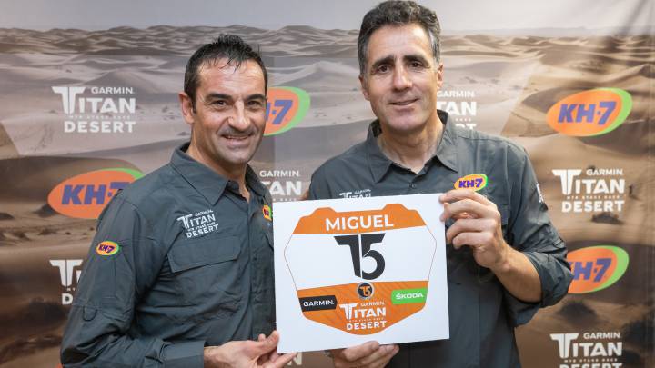 Melcior Mauri y Miguel Indurain posan en el acto de presentación del ciclista navarro como miembro del equipo KH-7 para la Titan Desert 2020.