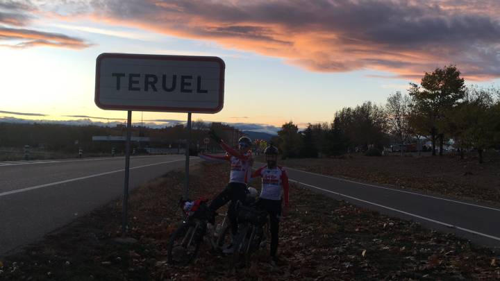 Tim Wellens y Thomas de Gendt posan a la entrada de Teruel, donde han concluido su aventura 'The Final Breakaway 2' que les ha llevado por los caminos de las Montañas Vacías.