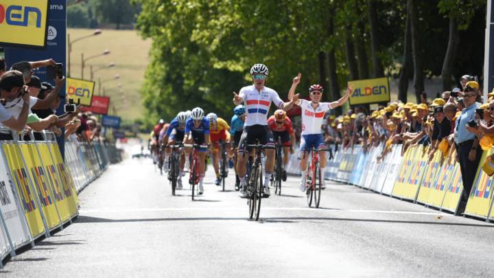 Ethan Hayter celebra su victoria en la tercera etapa del Tour del Porvenir 2019.
