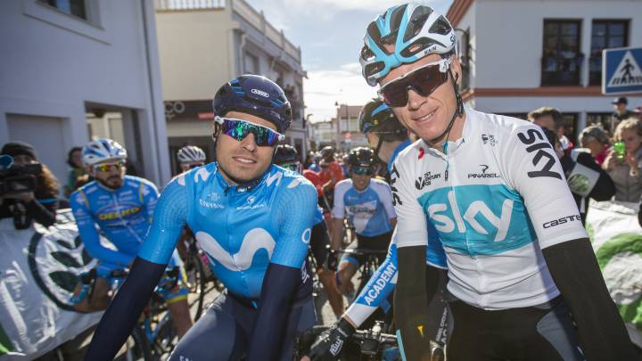 Mikel Landa y Chris Froome posan antes de la salida de la primera etapa de la Vuelta a Andalucía 2018 en la localidad malagueña de Mijas.