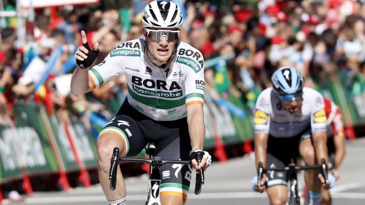 Sam Bennett celebra su victoria en la decimocuarta etapa de la Vuelta a España con final en Oviedo.