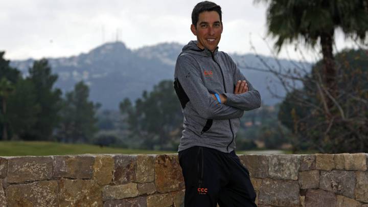 El ciclista español del CCC Pro Team, Víctor de la Parte, posa en una entrevista para AS.