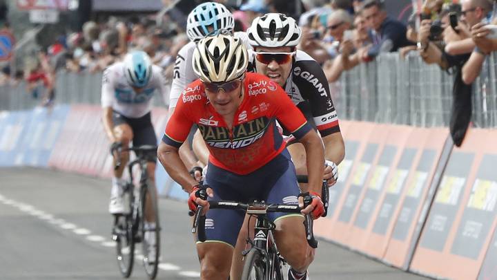 Domenico Pozzovivo rueda por delante de Tom Dumoulin en la 18ª etapa del Giro de Italia 2018 en la cima de Prato Nevoso.