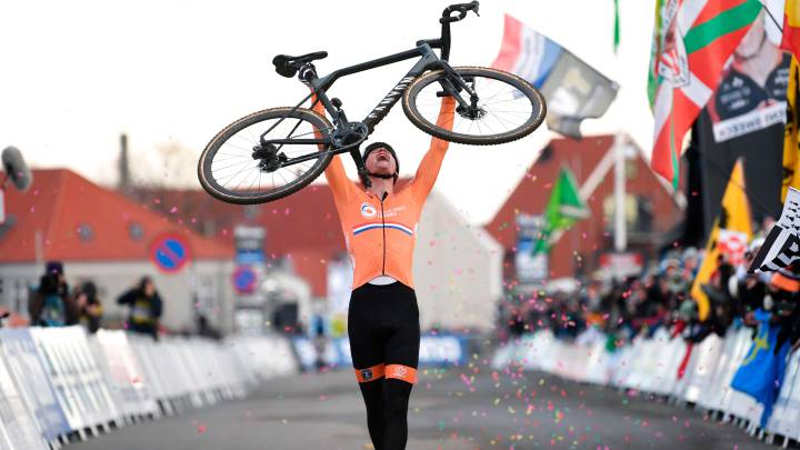 Mathieu Van der Poel celebra su victoria en el Mundial de Ciclocross 2019 en Bogense, Dinamarca.