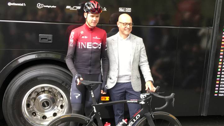 Chris Froome posa junto a Dave Brailsford durante la presentación del equipo Ineos en el Tour de Yorkshire 2019.