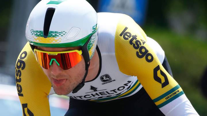 Luke Durbridge rueda durante la crono final del Giro de Italia 2019.
