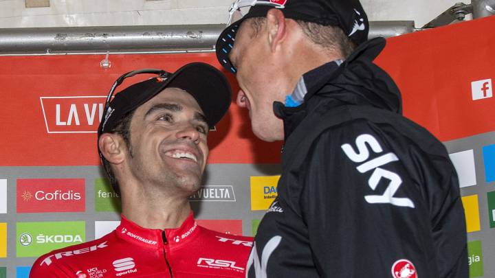 Alberto Contador saluda a Chris Froome tras la 20ª etapa con final en L'Angliru en la Vuelta a España 2017.