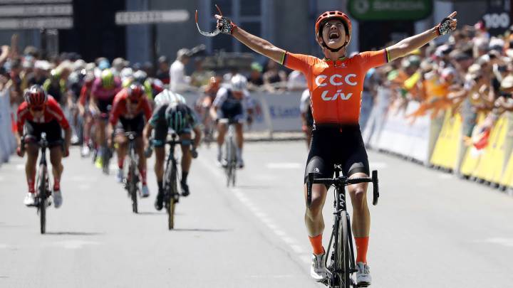 Marianne Vos celebra su victoria en La Course By Le Tour de France 2019.