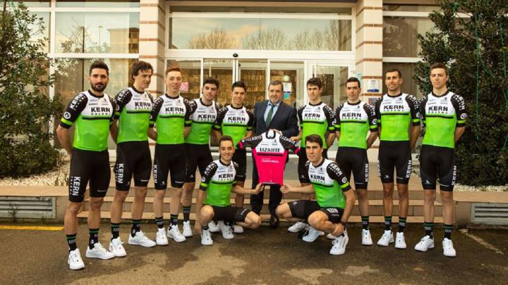Manuel Azcona posa con los ciclistas del equipo Kern Pharma.