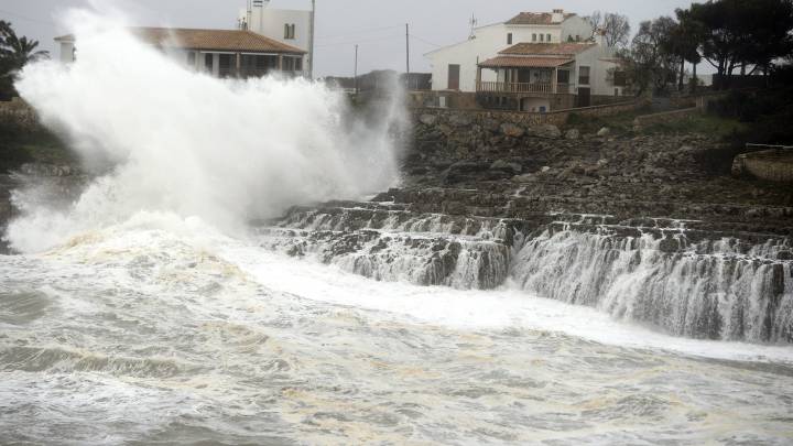 Imagen de una ola chocando contra la costa de Mallorca a causa del temporal Gloria.