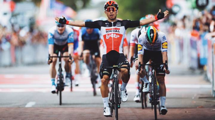 Caleb Ewan celebra su victoria en la cuarta etapa del Tour Down Under.