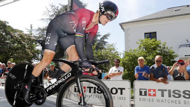 El ciclista bielorruso del Ineos Vasil Kiryienka toma la salida en la crono de la décima etapa de la Vuelta a España 2019 entre Jurançon y Pau.