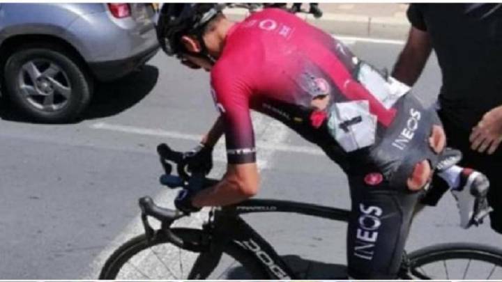 Egan Bernal se monta en su bicicleta y rueda tras sufrir una caída durante la prueba en ruta de los Campeonatos de Ciclismo de Colombia.