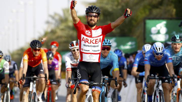 El ciclista del Arkéa-Samsic Nacer Bouhanni celebra su victoria en la cuarta etapa del Tour de Arabia Saudí.