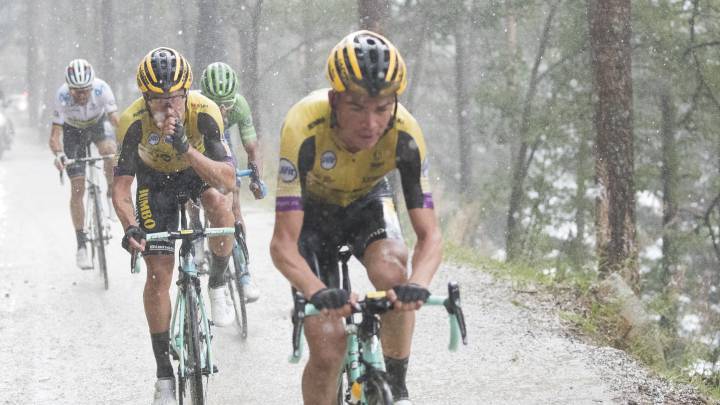 Primoz Roglic rueda durante los tramos de sterrato de la novena etapa de la Vuelta a España 2019 bajo una intensa lluvia.