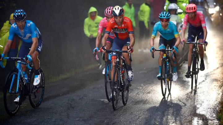Mikel Landa, Richard Carapaz, Vincenzo Nibali, Miguel Angel López y Hugh Carthy, durante una etapa del Giro de Italia 2019.