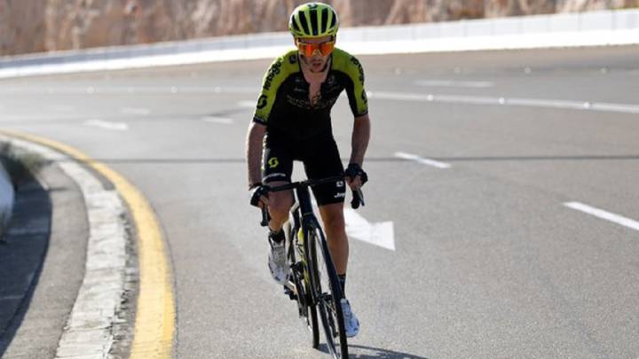 Adam Yates rueda en solitario durante la subida final a Jebel Hafeet en la tercera etapa del UAE Tour.