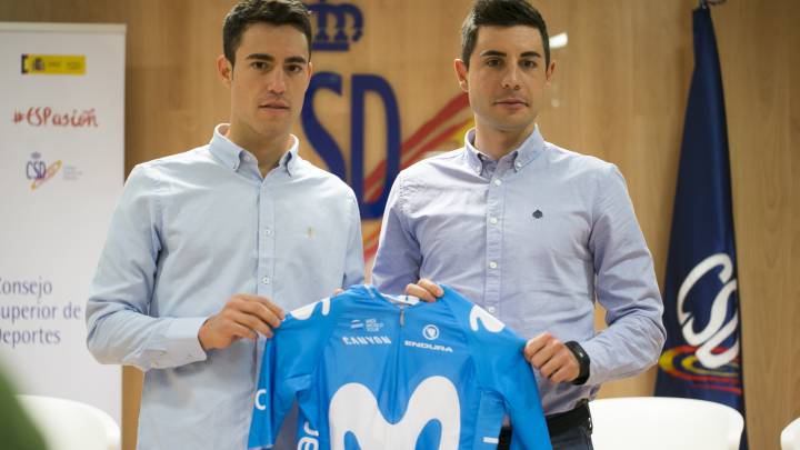 Albert Torres y Sebastián Mora posan durante su presentación como nuevos ciclistas del Movistar Team.