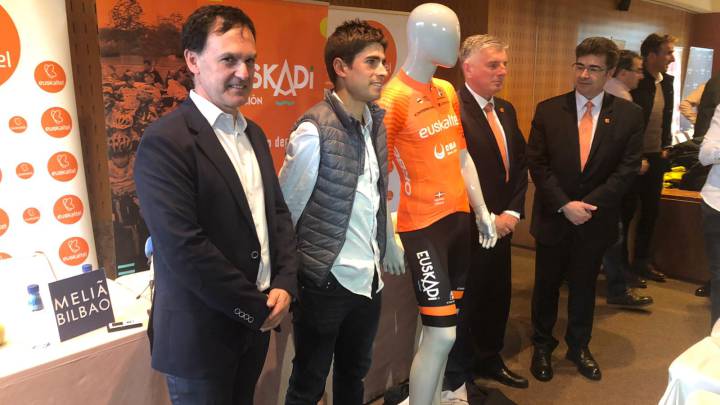 Mikel Landa, Jesús Ezkurdia y Xabier Iturbe, durante la presentación del nuevo equipo Euskaltel-Euskadi.