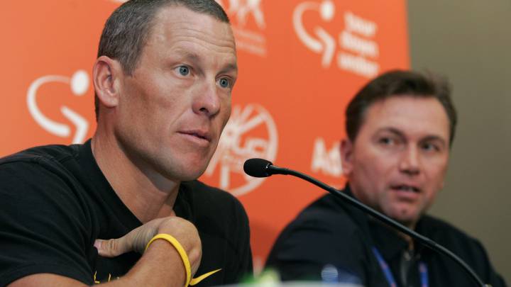 Lance Armstrong junto a Johan Bruyneel en una rueda de prensa previa al Tour Down Under de 2009.