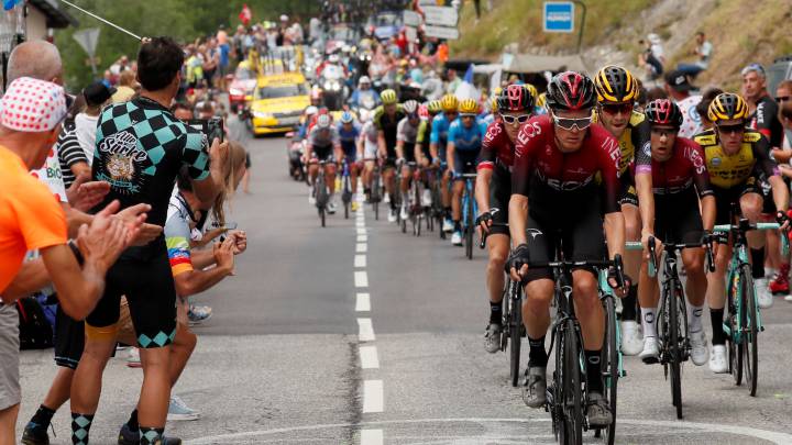 Dylan van Baarle, del Ineos, lidera el pelotón durante la vigésima etapa del Tour de Francia 2019.