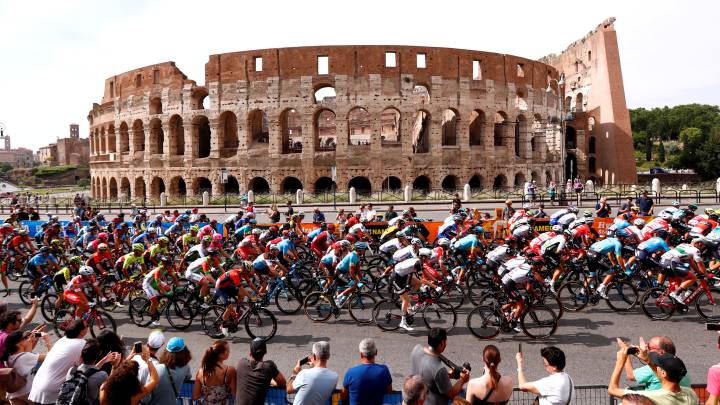 El pelotón pasa por el Coliseo de Roma durante la última etapa del Giro de Italia 2018.