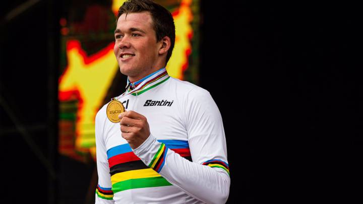 Mads Pedersen posa con el maillot arcoíris de Santini como campeón del mundo en ruta en los Mundiales de Yorkshire.